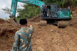 Bupati Kuningan saat menghentikan galian tanah di Desa Sangkanmulya, Kecamatan Cigandamekar.